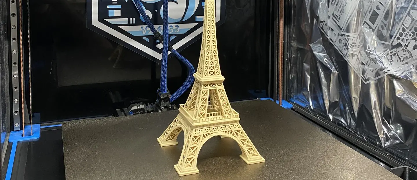 Impression d'une tour Eiffel en PLA mat