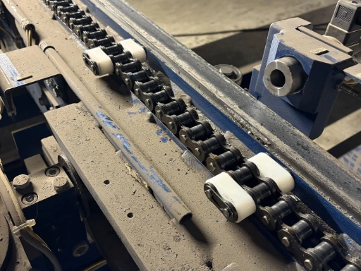 Butées blanches reproduites pour un convoyeur industriel