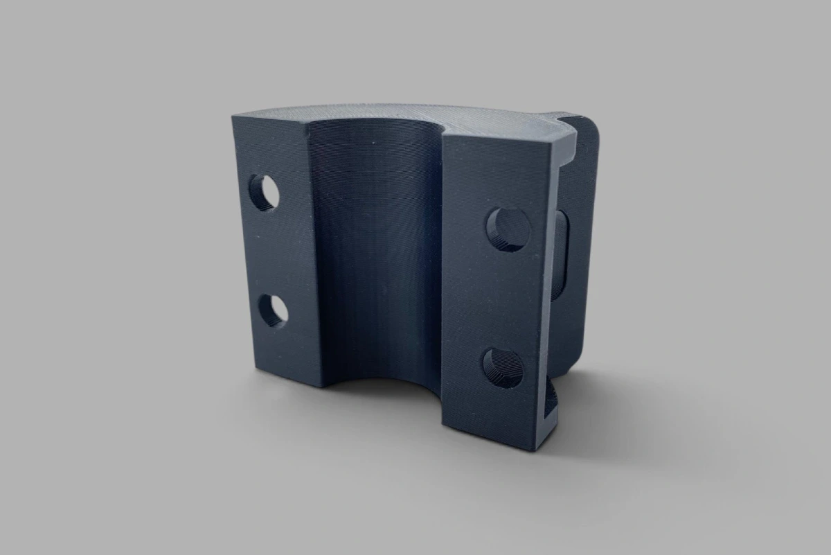 Pièce fonctionnelle en PA12-CF fabriquée par impression 3D