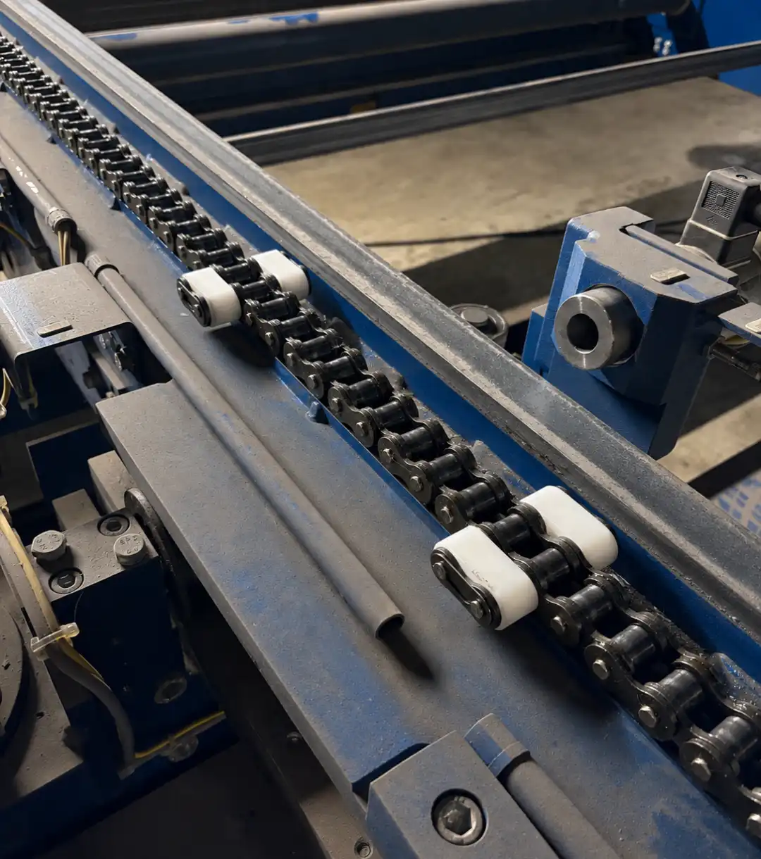 Butées blanches reproduites pour un convoyeur industriel